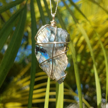 Load image into Gallery viewer, Labradorite Pendant Necklace (Gold)