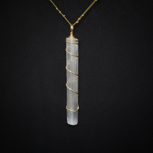 Selenite Pendant Necklace (Gold)