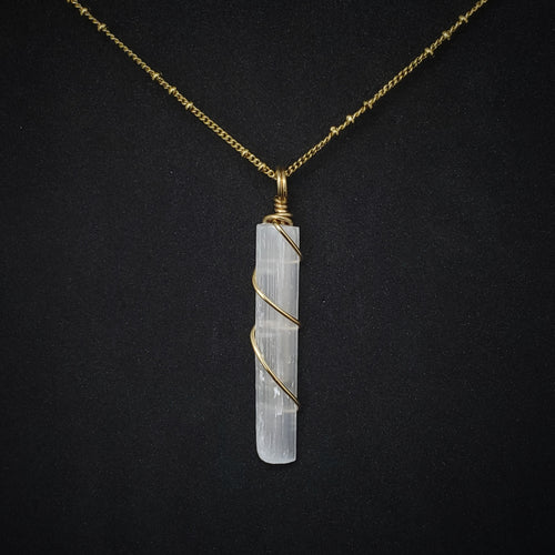 Selenite Pendant Necklace (Gold)